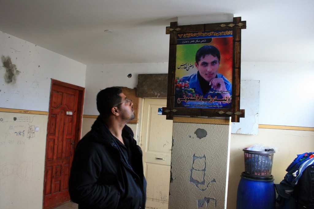 Egy mártír bekeretezett fotóját nézi egy palesztin férfi a Gázai Övezetben Fotó: Jászberényi Sándor