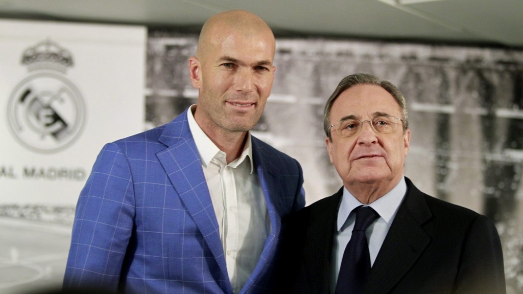 Madrid, 2016. január 4. Florentino Pérez, a spanyol Real Madrid labdarúgóklub elnöke (J) bemutatja a csapat új vezetõedzõjét, a francia Zinedine Zidane-t, a klub korábbi játékosát a madridi Santiago Bernabeu Stadionban 2016. január 4-én. Zinedine Zidane a nap folyamán menesztett Rafael Benítezt váltja. (MTI/EPA/Victor Lerena)