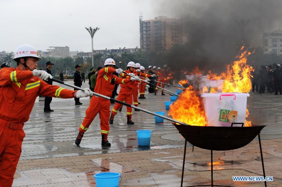 A kínai Ningming egyik terén tűzoltók összesen egy tonna drogot semmisítenek meg, 2014. március 10. / Fotó: Xinhua/Li Bin