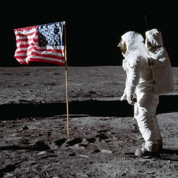 Buzz_Aldrin_and_the_U.S._flag_on_the_Moon_-_GPN-2001-000012