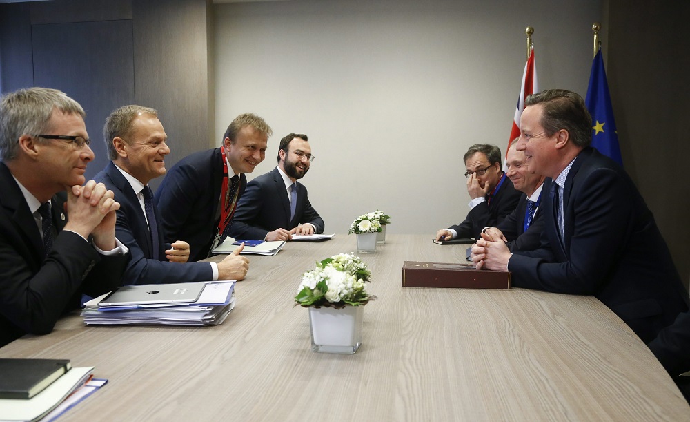 Brüsszel, 2016. február 18. Donald Tusk, az Európai Tanács elnöke (b2) és David Cameron brit miniszterelnök (j) tárgyal az EU-tagországok állam- és kormányfõinek kétnapos csúcstalálkozója elõtt Brüsszelben 2016. február 18-án. (MTI/EPA pool/Olivier Hoslet)