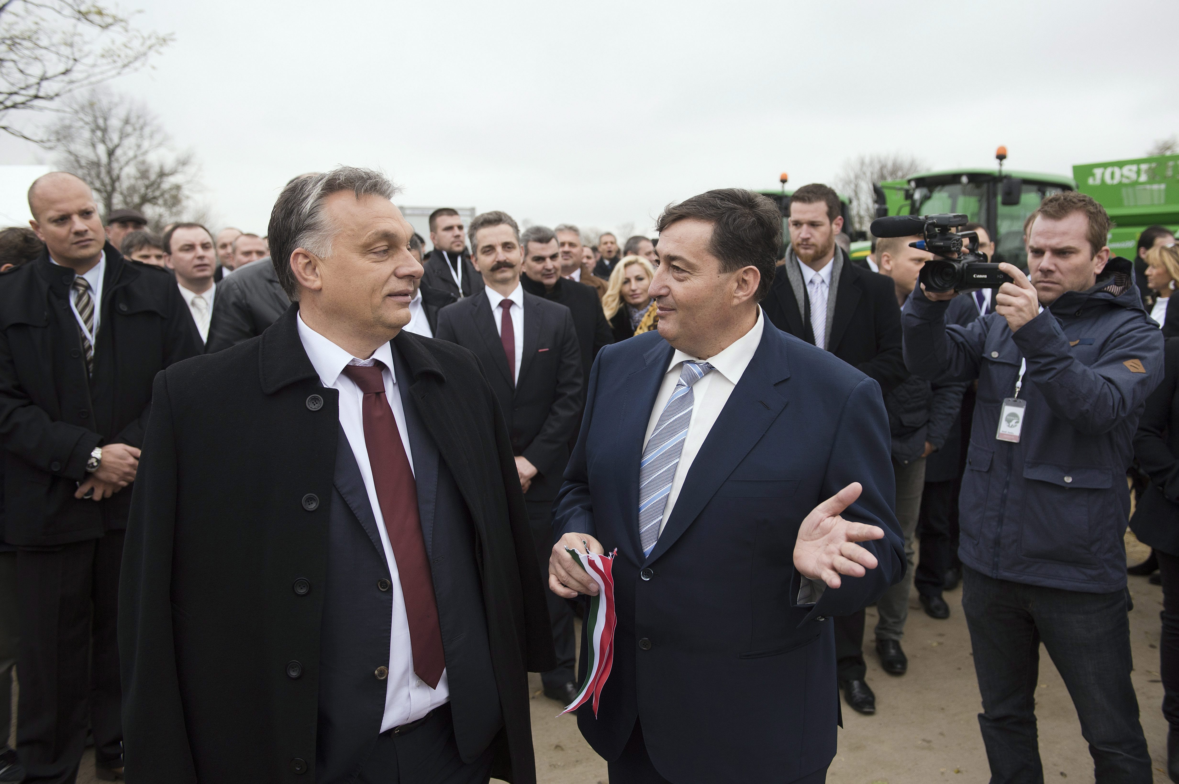 Orbán Viktor miniszterelnök és Mészáros Lőrinc beszélget a Búzakalász 66 Felcsút Kft. bányavölgyi mangalicatelepének avatásán. MTI Fotó: Koszticsák Szilárd