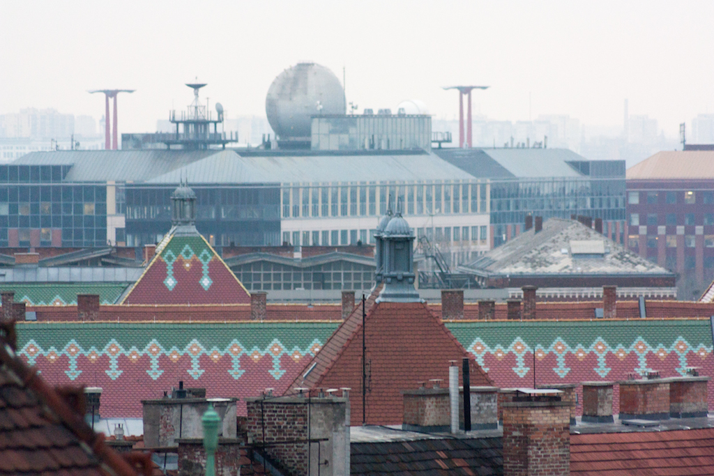 A Budapesti Műszaki Egyetem színes teteje, háttérben az Infopark épületeivel (Fotó: Vincze Miklós/24.hu)