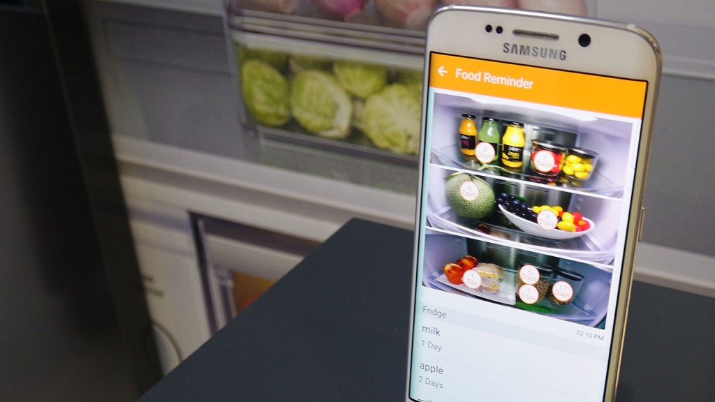 A telefonos app is bármikor "benézhet" a hűtőbe távolról, így vásárlás közben is megtudhatjuk, mit kéne még hazavinni.