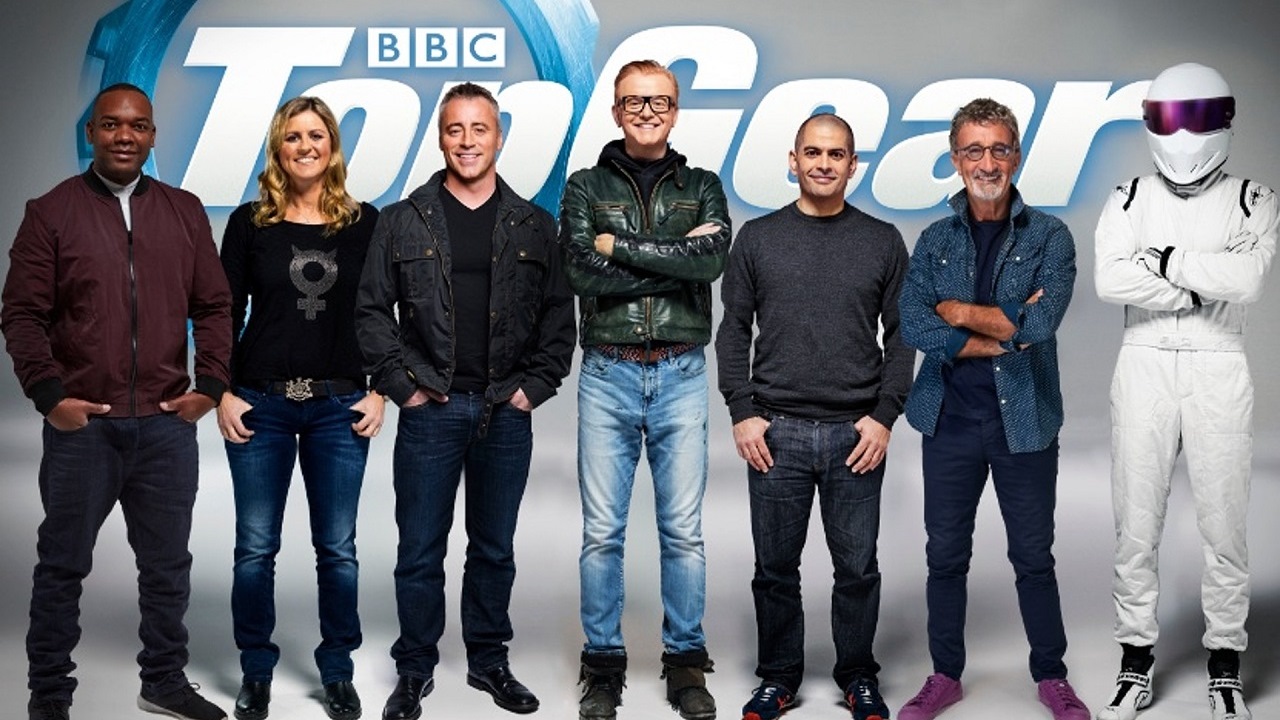 A Top Gear új csapata balról jobbra: Rory Reid, Sabine Schmitz, Matt LeBlanc, Chris Evans, Chris Harris, Eddie Jordan és Stig. Fotó: BBC