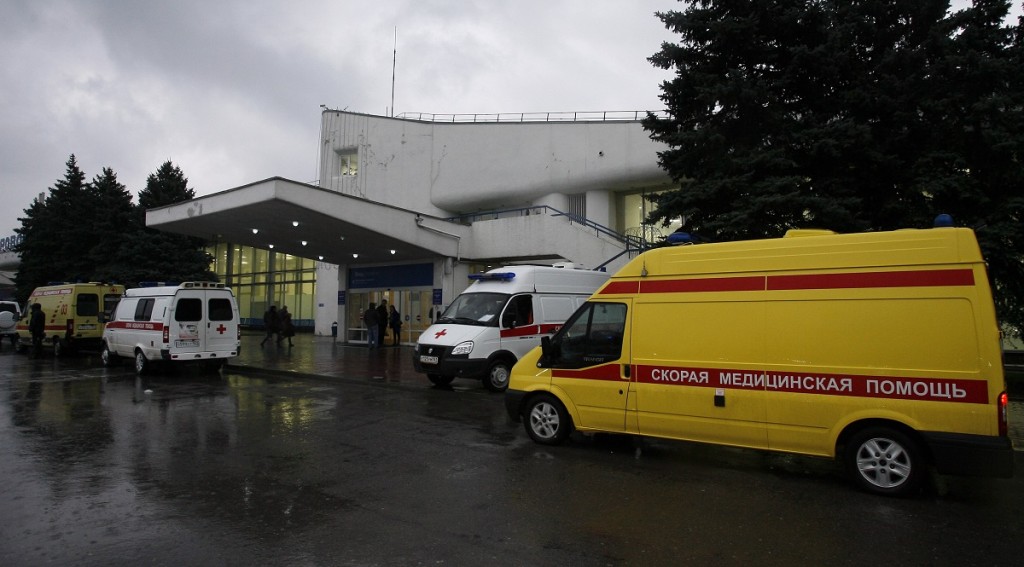 Ambulances are seen outside the airport entrance following the crash of a flydubai Boeing 737 aircraft in the city of Rostov-on-Don on March 19, 2016. All sixty-one people on board a flydubai Boeing 737 were killed when their plane crashed and burst into flames as it was landing in Rostov-on-Don, in Southern Russia, on March 19 morning, a local official said. / AFP / SERGEI VENYAVSKY