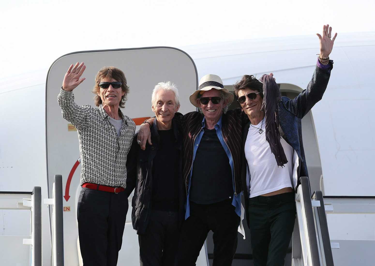 A The Rolling Stones tagjai, Mick Jagger énekes, Charlie Watts dobos, Keith Richards gitáros és Ronnie Wood basszusgitáros érkezik a havannai José Marti nemzetközi repülőtérre 2016. március 24-én. Az együttes a következő napon ingyenes koncertet ad a kubai fővárosban. (MTI/EPA/Alejandro Ernesto)