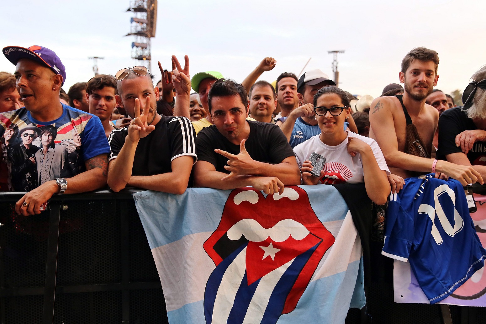 Havanna, 2016. március 26. Rajongók a Rolling Stones brit rockzenekar havannai ingyenes koncertjén 2016. március 25-én. (MTI/EPA/Alejandro Ernesto)