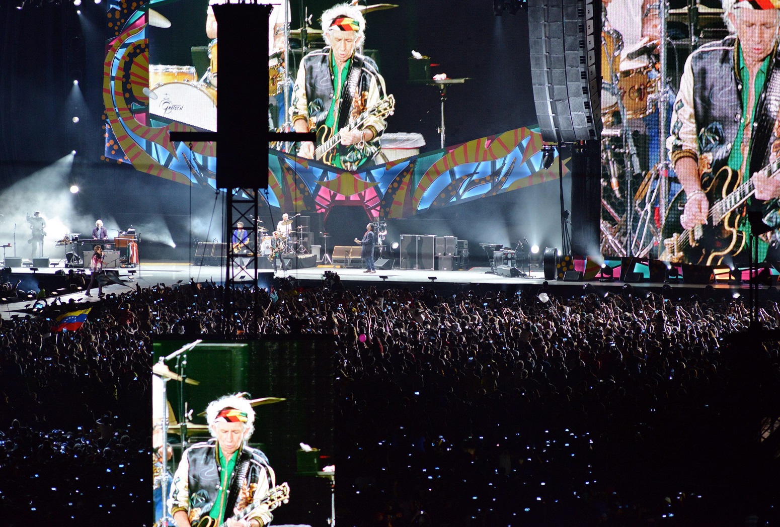 Keith Richards gitáros az óriáskivetítőn a Rolling Stones brit rockzenekar havannai koncertjén 2016. március 25-én. (MTI/EPA/Rolando Pujol)