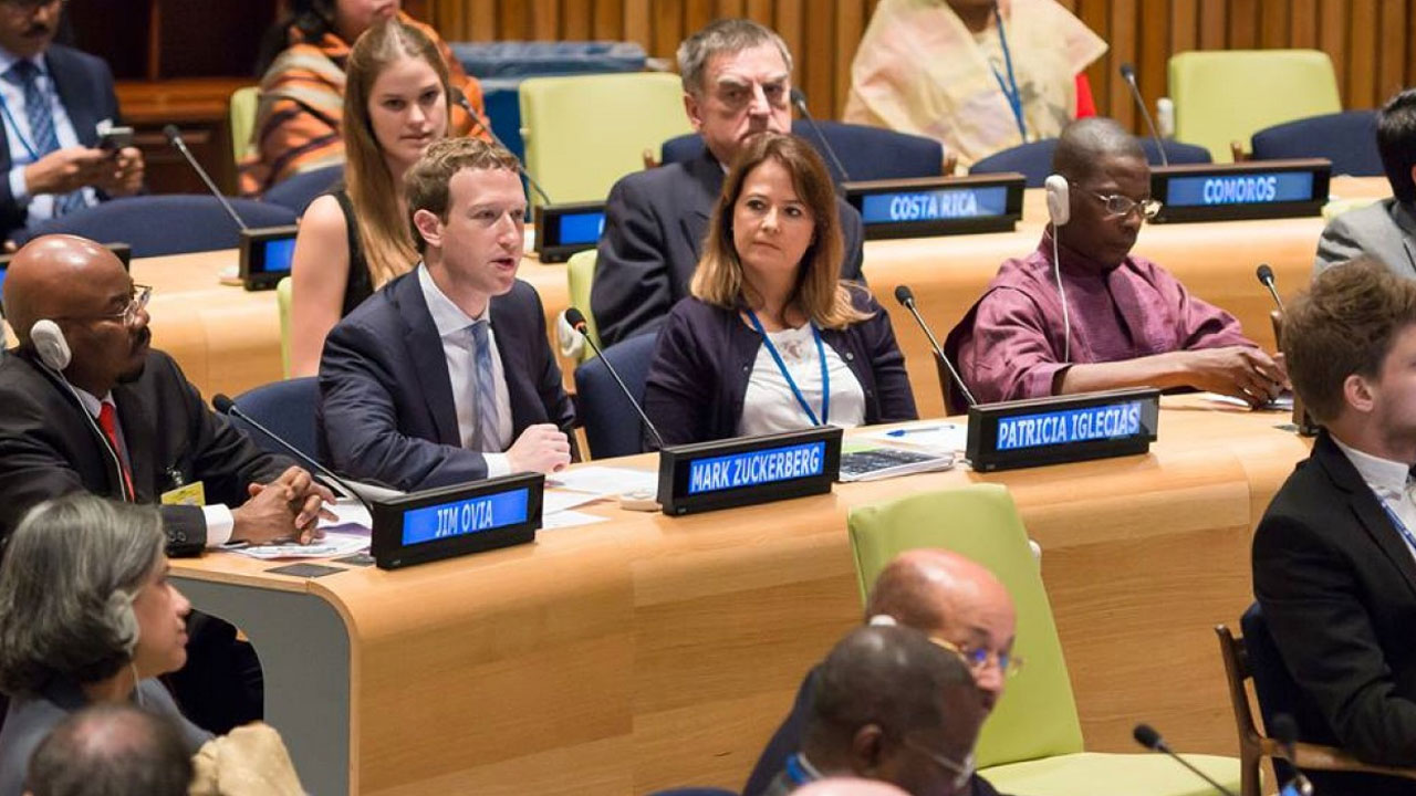 Zuckerberg az Egyesült Nemzetek egyik 2015-ös ülésén, ahol a menekülttáborok internet-ellátásának fontosságáról beszélt.