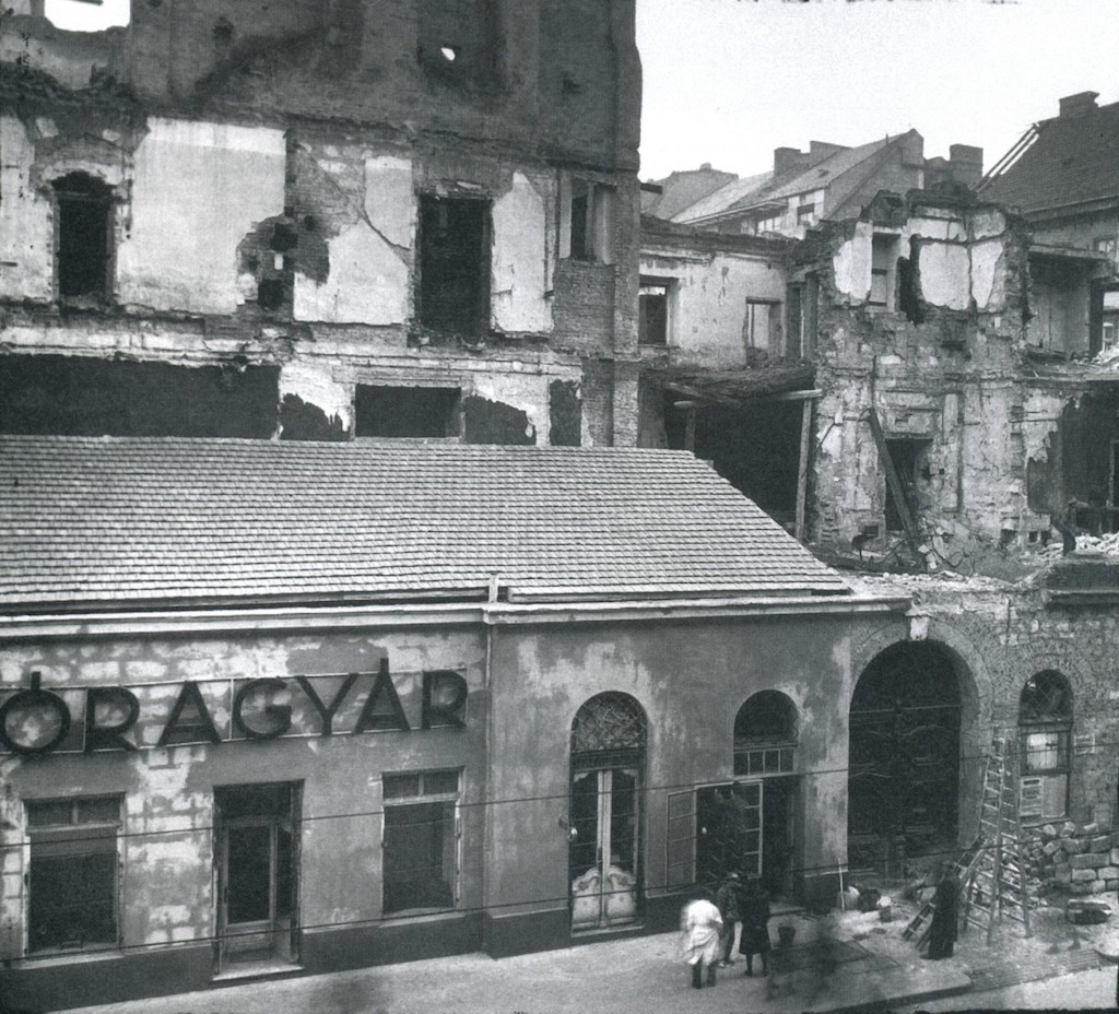 A Cziráky-palota (Nemzeti Kaszinó) romjai 1945-vel, előtérben a bontásokat még másfél évtizeden át elkerült földszintes szakasszal