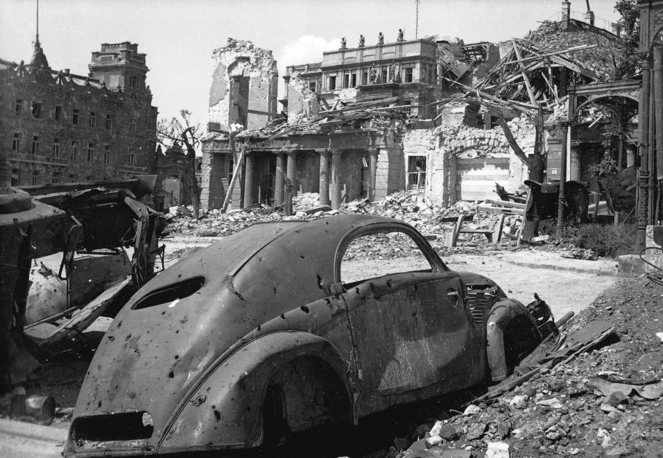 A kép közepén a rommá lőtt Sándor-palota, 1945