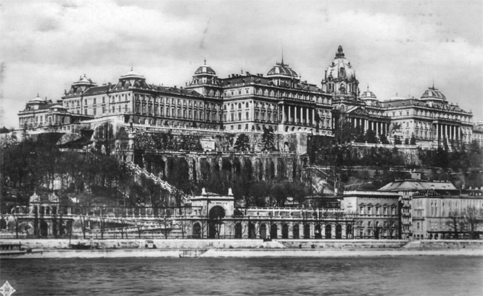 A Budavári Palota a harmincas években, még a Hauszmann-féle átalakítás képével