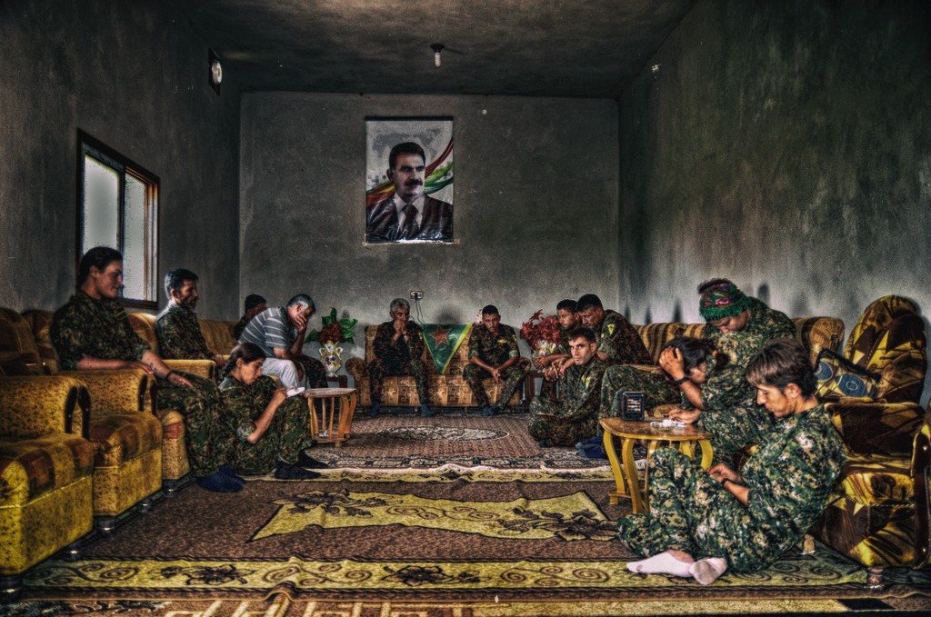 YPG egység ideológiai eligazításon a frontvonalon, Kobanitól 20 kilométerre. Fotó: Jászberényi Sándor