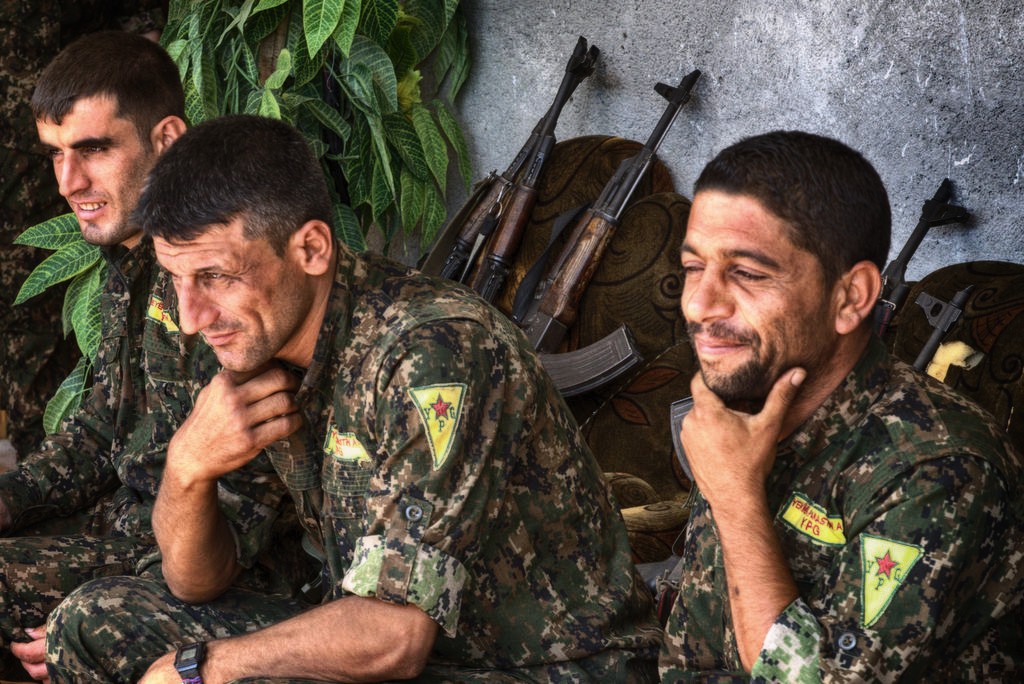 YPG katonák ideológiai képzésen a fronton, Kobanitól 20 kilométerre nyugatra. Fotó: Jászberényi Sándor