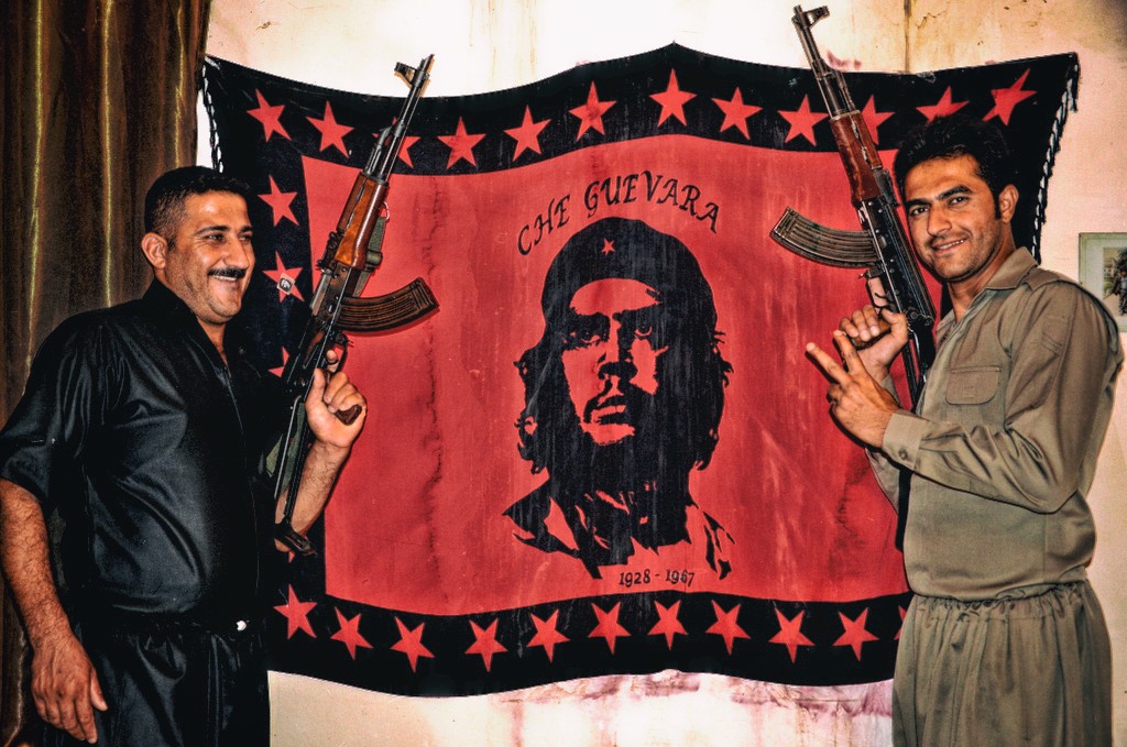 Iraki pesmergák pózolnak Che Guevara portréja előtt Khanaqinben 2014-ben. Fotó: Jászberényi Sándor