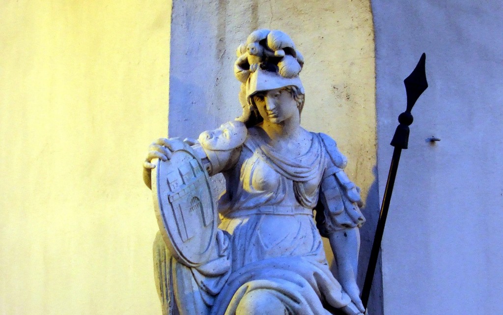 Városvédő Pallas Athéné görög istennő szobra a régi Városháza épületének sarkán, a főváros I. kerületében, a Szentháromság téren. Fotó: MTI