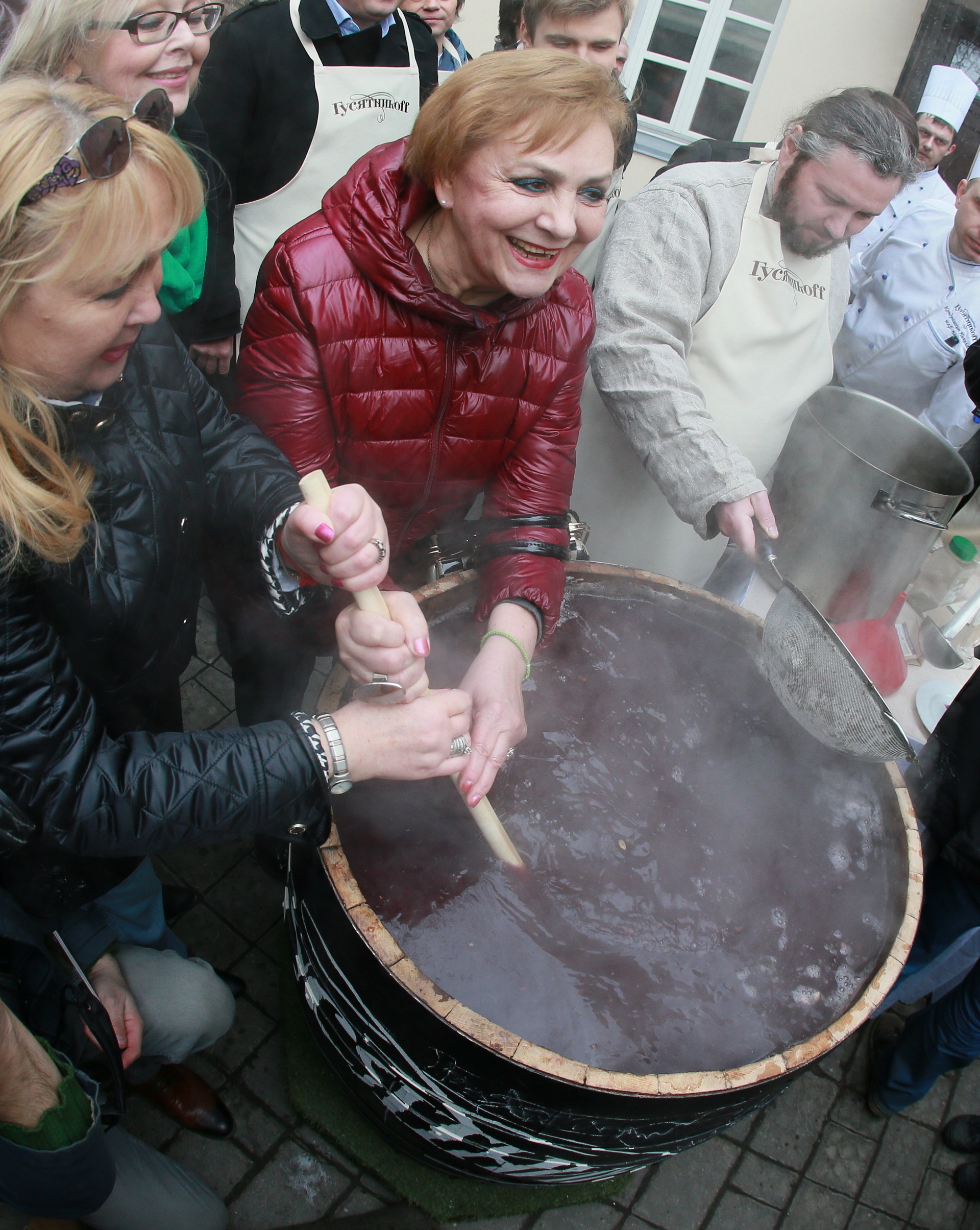 2805964 03/13/2016 A giant portion of honey sbiten, an ancient Russian hot drink, is cooked in downtown Moscow during the event entitled 'Maslenitsa in Guinness World Records'. Anton Denisov/Sputnik