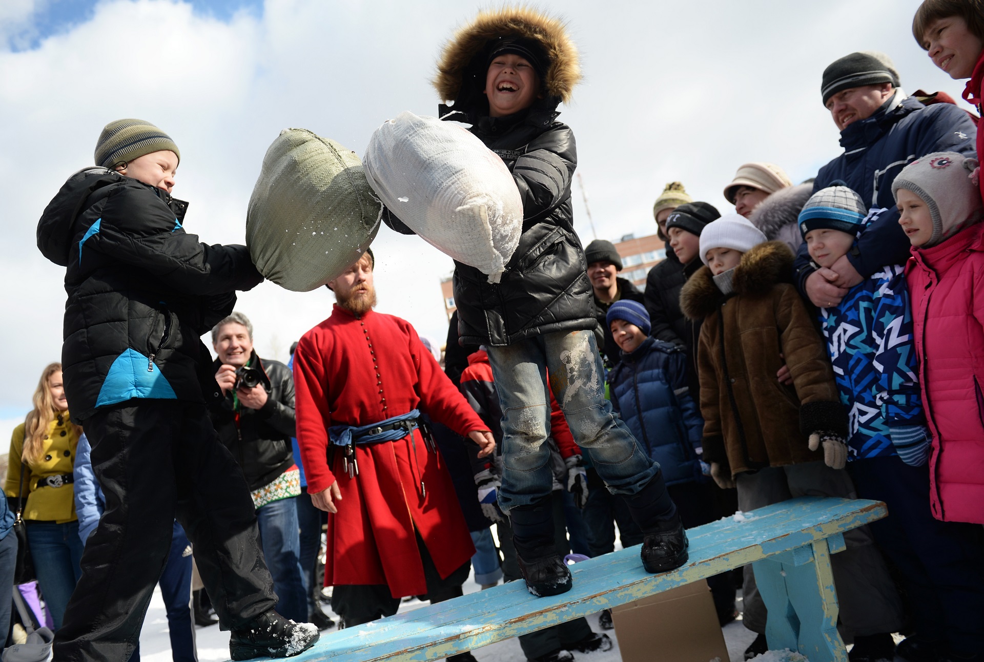 2806191 03/13/2016 A pillow fight during Maslenitsa festival in Yekaterinburg's Kharitonovsky Park. Pavel Lisitsyn/Sputnik