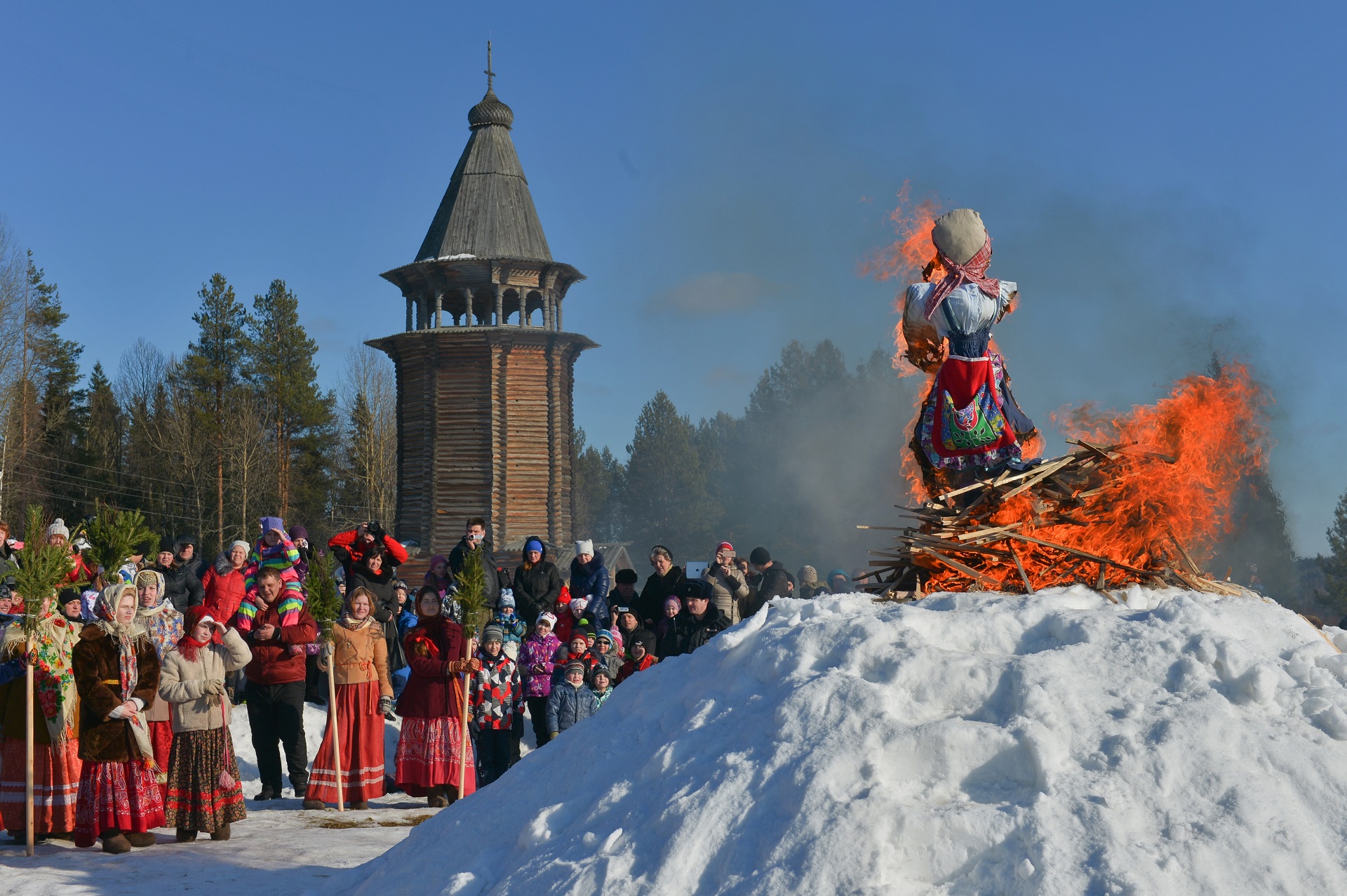 2806368 03/13/2016 Burning an effigy of winter during Maslenitsa festival at the Malye Korely Museum of Wooden Architecture and Folk Art, in the Arkhangelsk region. Vladimir Trefilov/Sputnik