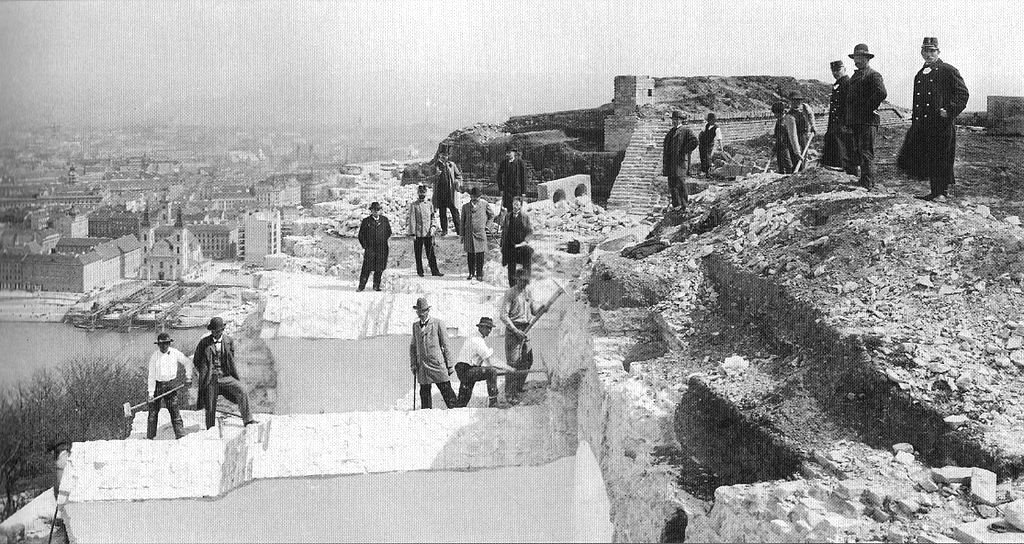 Citadel_of_Buda_partial_demolition_works_in_1897