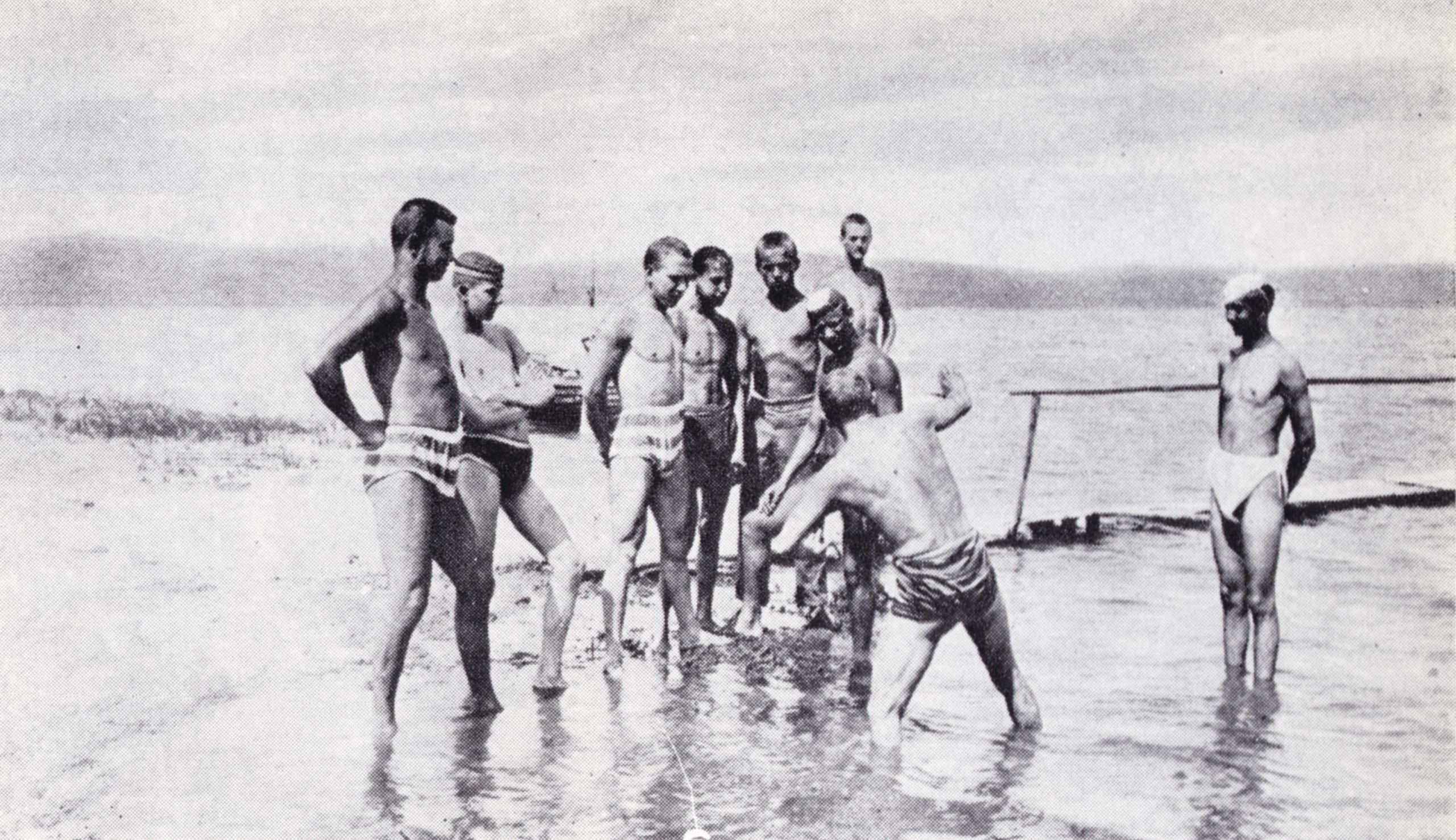 Fiatal sportolók 1895-ben a Balatonban gyakorolják a magyar tempót