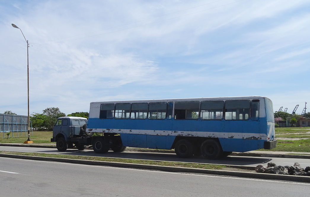 Cuba,_Cienfuegos_Girón_trailer_bus