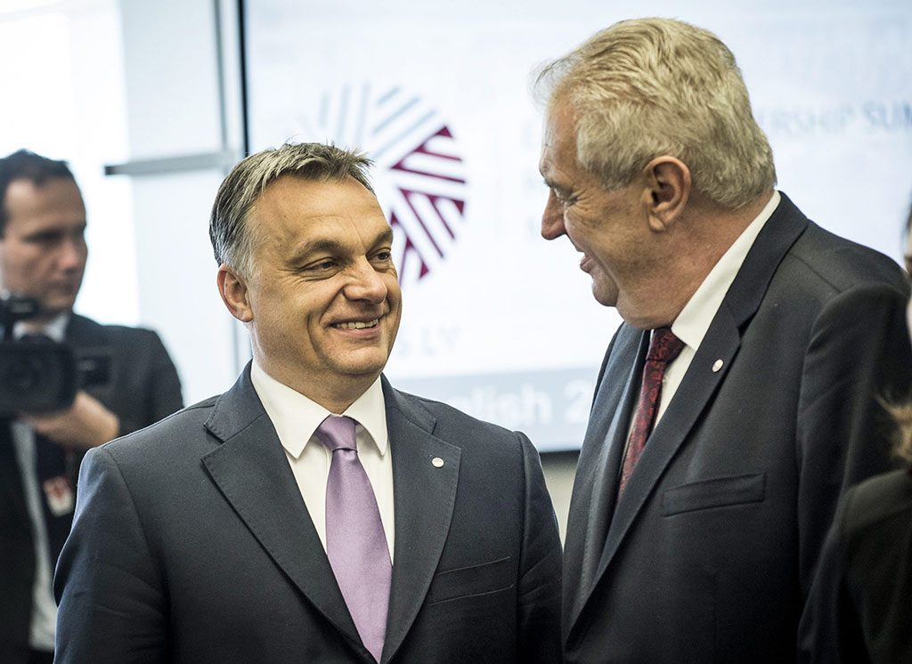 Orbán Viktor miniszterelnök és Milos Zeman cseh államfő az Európai Unió keleti partnerségi csúcstalálkozóján Rigában. (MTI / Miniszterelnöki Sajtóiroda / Burger Barna)