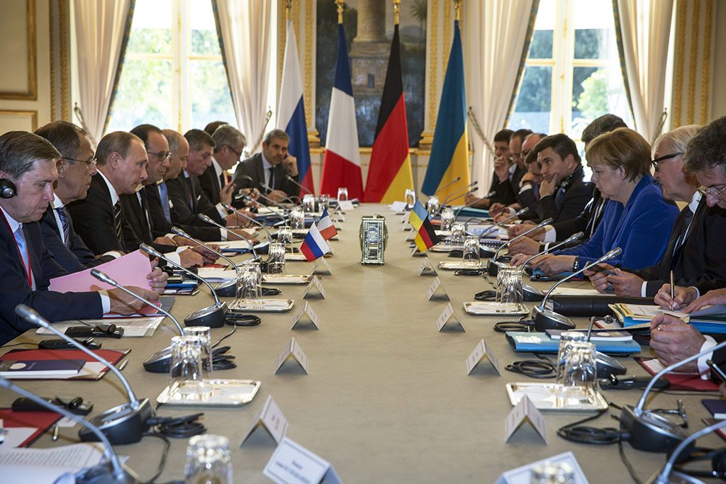 Szergej Lavrov orosz külügyminiszter (b2), Vlagyimir Putyin orosz (b3), Francois Hollande francia elnök (b4) és Laurent Fabius francia belügyminszter (b5), Frank-Walter Steinmeier német külügyminiszter (j2), Angela Merkel német kancellár (j3), Petro Porosenko ukrán elnök (j4, takarásban) és Pavlo Klimkin ukrán külügyminiszter (j5) az ukrajnai békefolyamat újraindításáról folytat megbeszélést a párizsi államfői rezidencián, az Elysée-palotában 2015. október 2-án. (MTI / EPA / Pool / MAXPPP / Etienne Laurent)