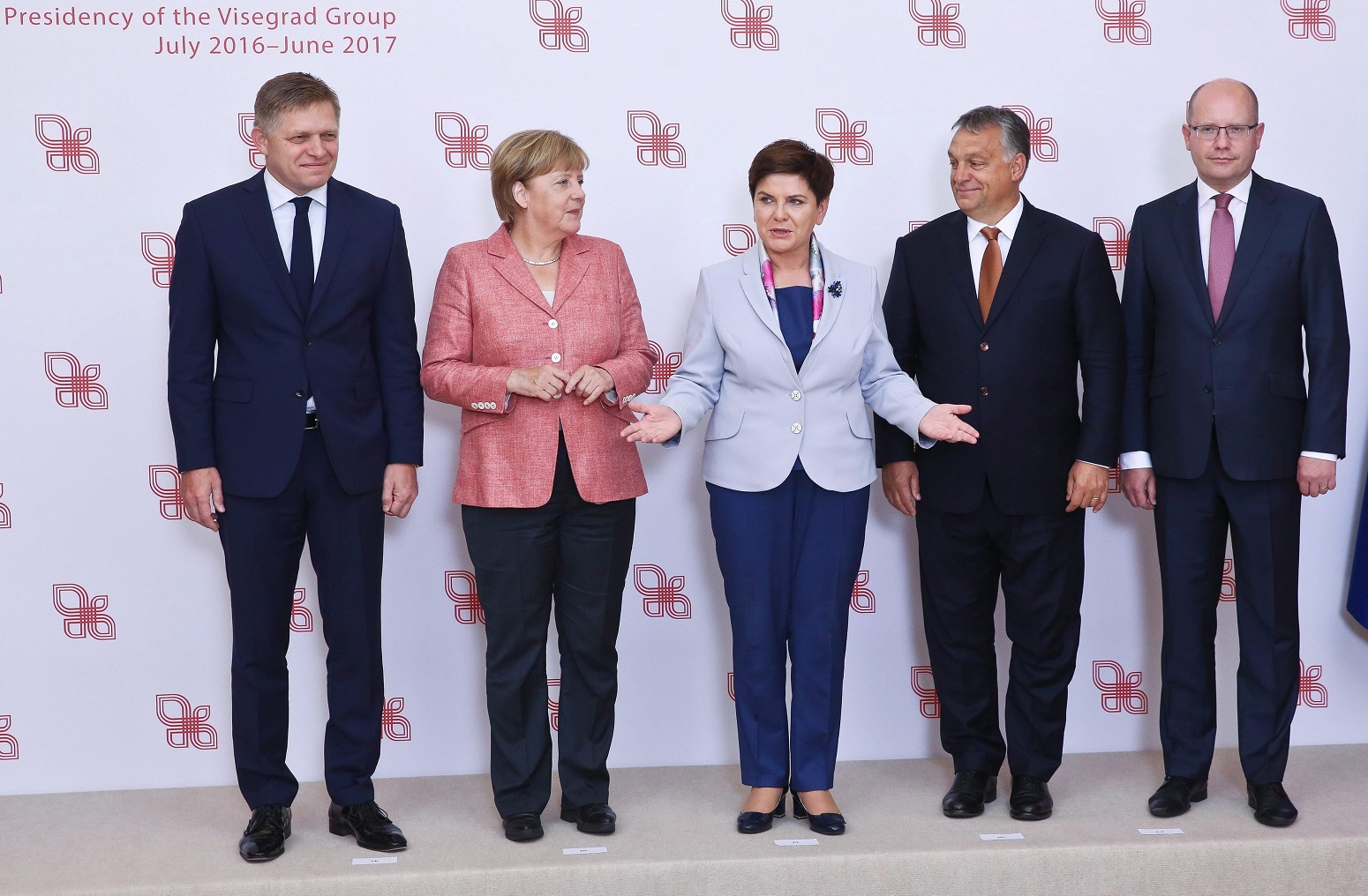 Varsó, 2016. augusztus 26. A csoportképen Orbán Viktor miniszterelnök (j2), Rober Fico szlovák (b), Beata Szydlo lengyel (k) és Bohuslav Sobotka cseh (j) kormányfõ, valamint Angela Merkel német kancellár (b2) a visegrádi országok (V4) csúcstalálkozója kezdetén Varsóban 2016. augusztus 26-án. A vezetõk az Európai Unió jövõjérõl tárgyalnak a lengyel fõvárosban. (MTI/EPA/Rafal Guz)