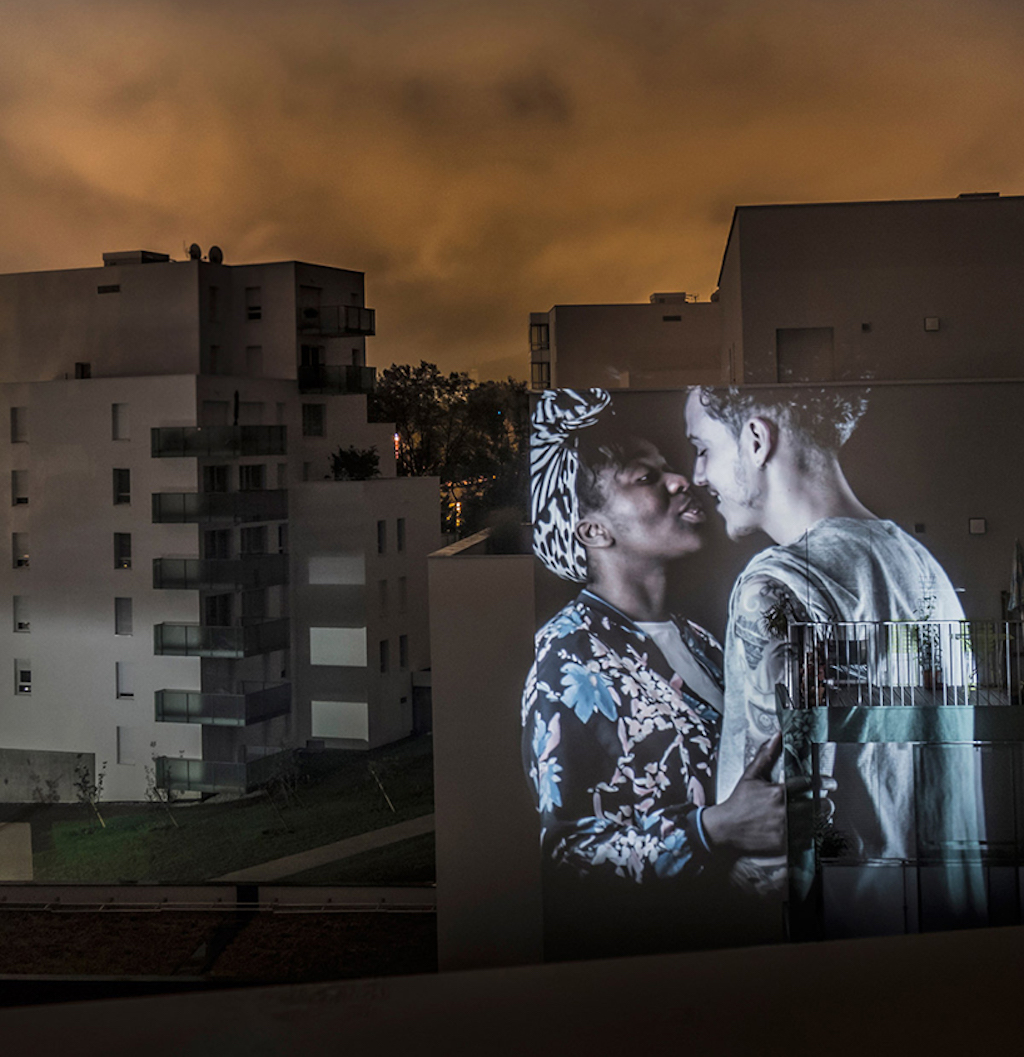 julien-nonnon-digital-street-art-paris-couples-kissing-designboom-010
