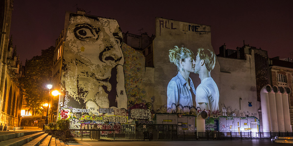julien-nonnon-digital-street-art-paris-couples-kissing-designboom-013