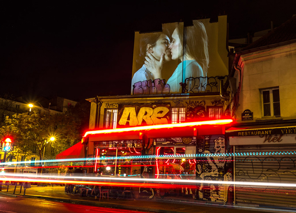 julien-nonnon-digital-street-art-paris-couples-kissing-designboom-0141