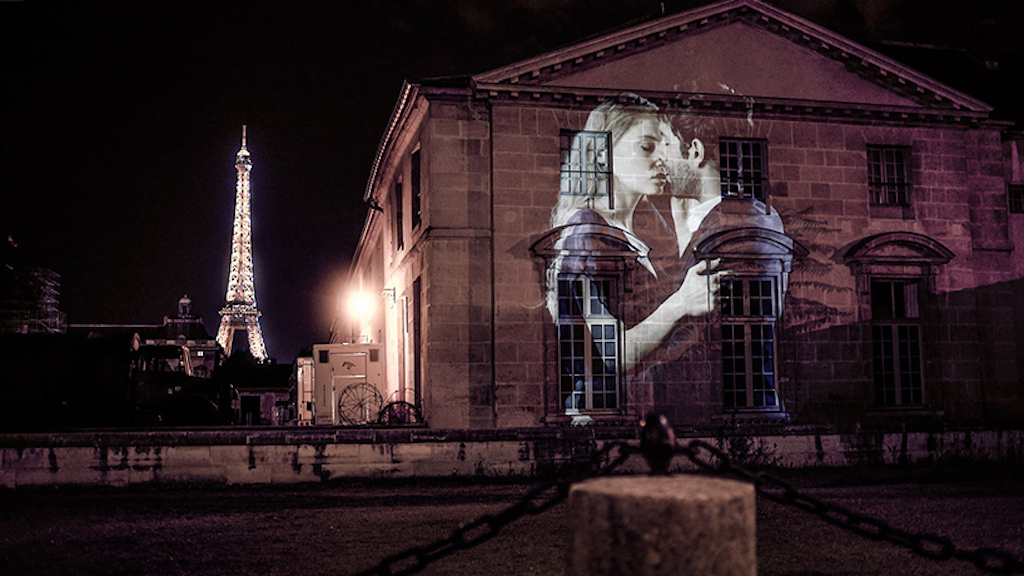 julien-nonnon-digital-street-art-paris-couples-kissing-designboom-02