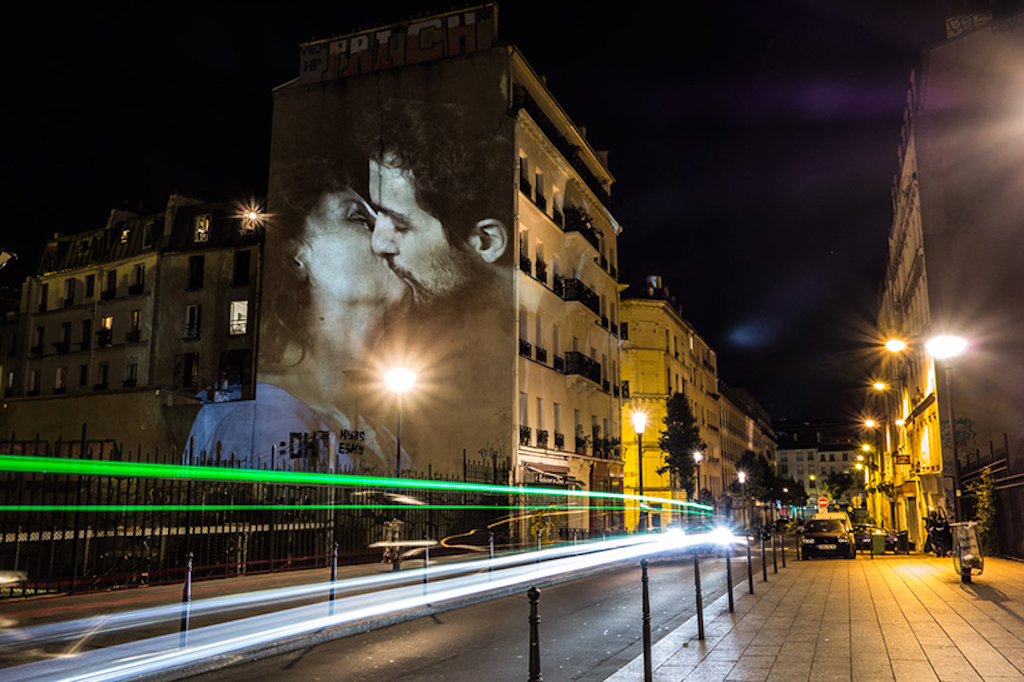 julien-nonnon-digital-street-art-paris-couples-kissing-designboom-03