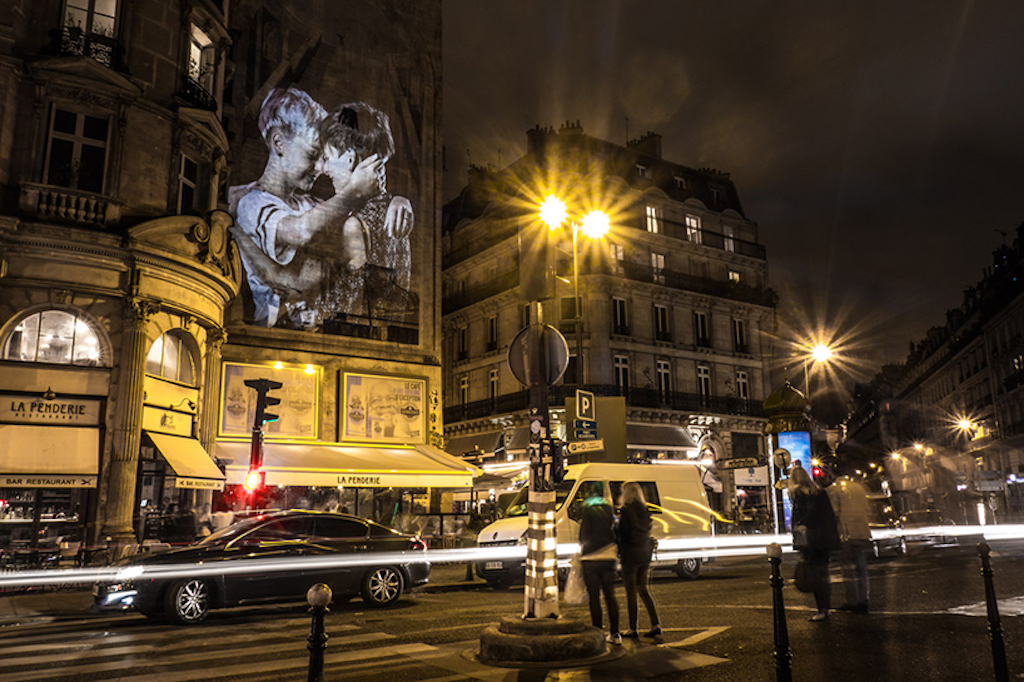julien-nonnon-digital-street-art-paris-couples-kissing-designboom-04