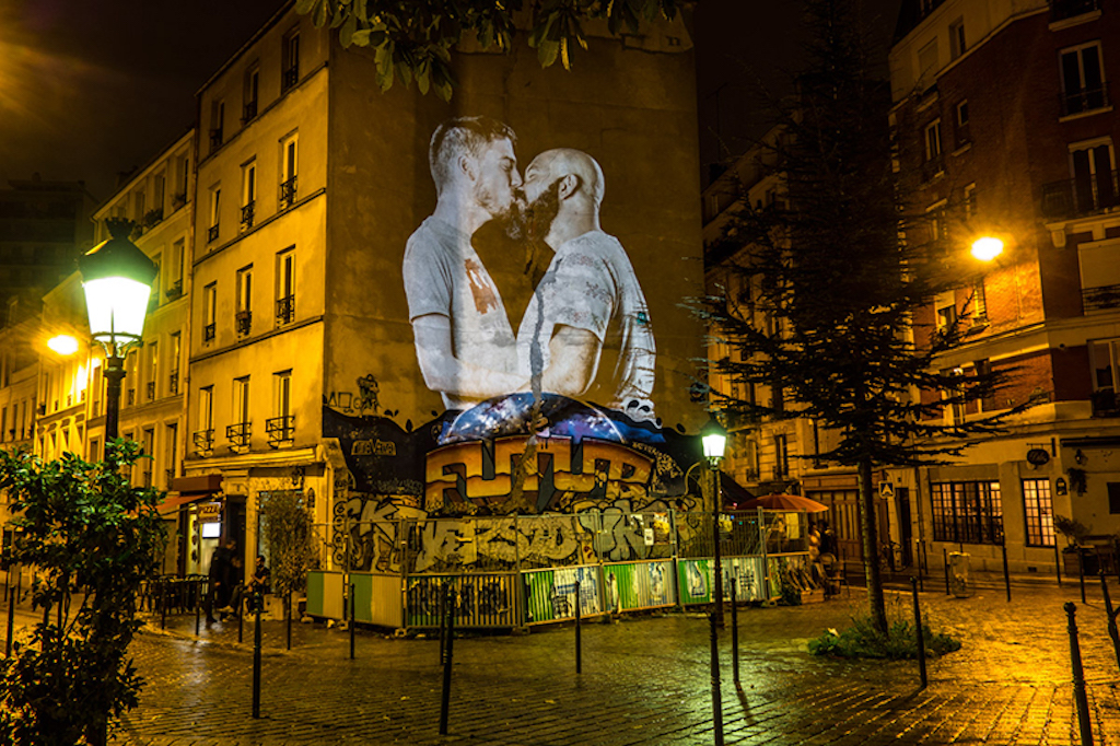 julien-nonnon-digital-street-art-paris-couples-kissing-designboom-06