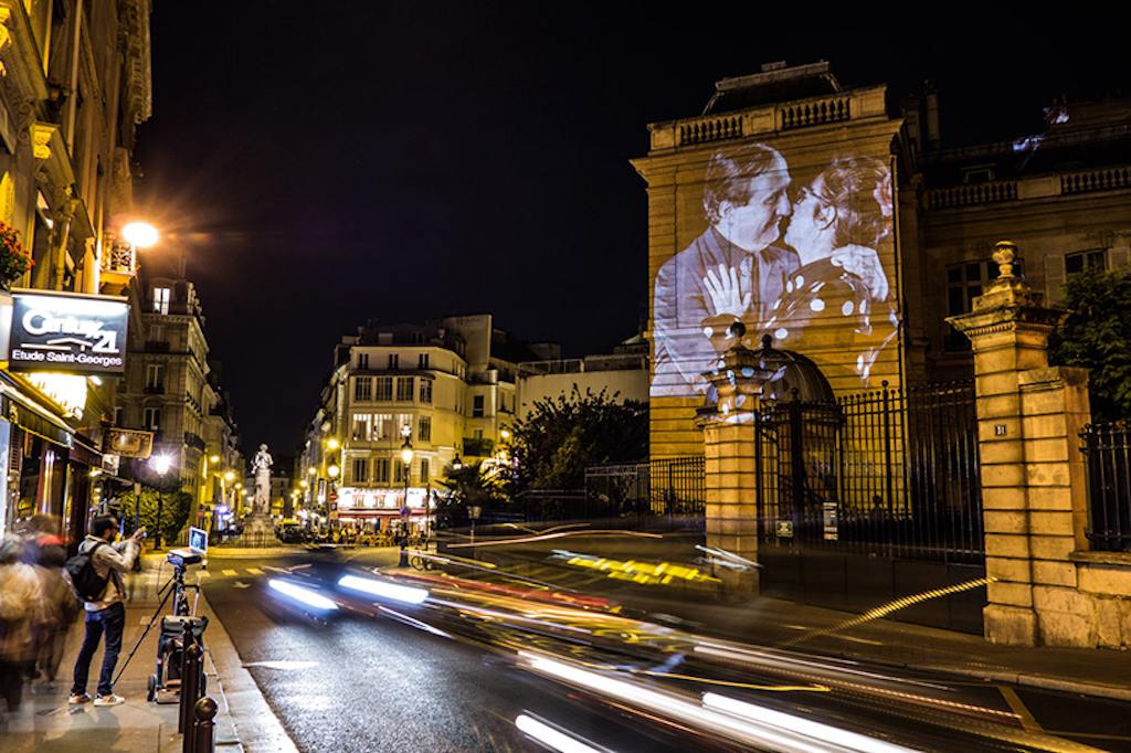 julien-nonnon-digital-street-art-paris-couples-kissing-designboom-07