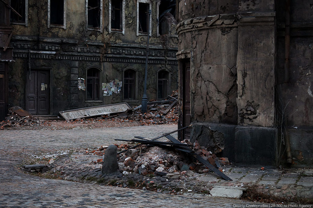 Улица разрушенного города. Город Мосфильм руины города. Страшный город. Разрушенное здание.
