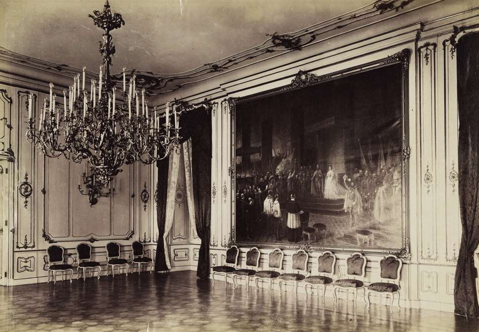 A Királyi Palota fogadóterme. A falon Eduard von Engerth festménye: Ferenc József királlyá koronázása (1872). A felvétel 1895-1899 között készült.