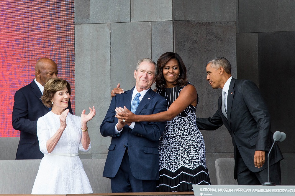 George W. Bush Michelle Obama karjaiban, Laura Bush a kép bal szélén látható