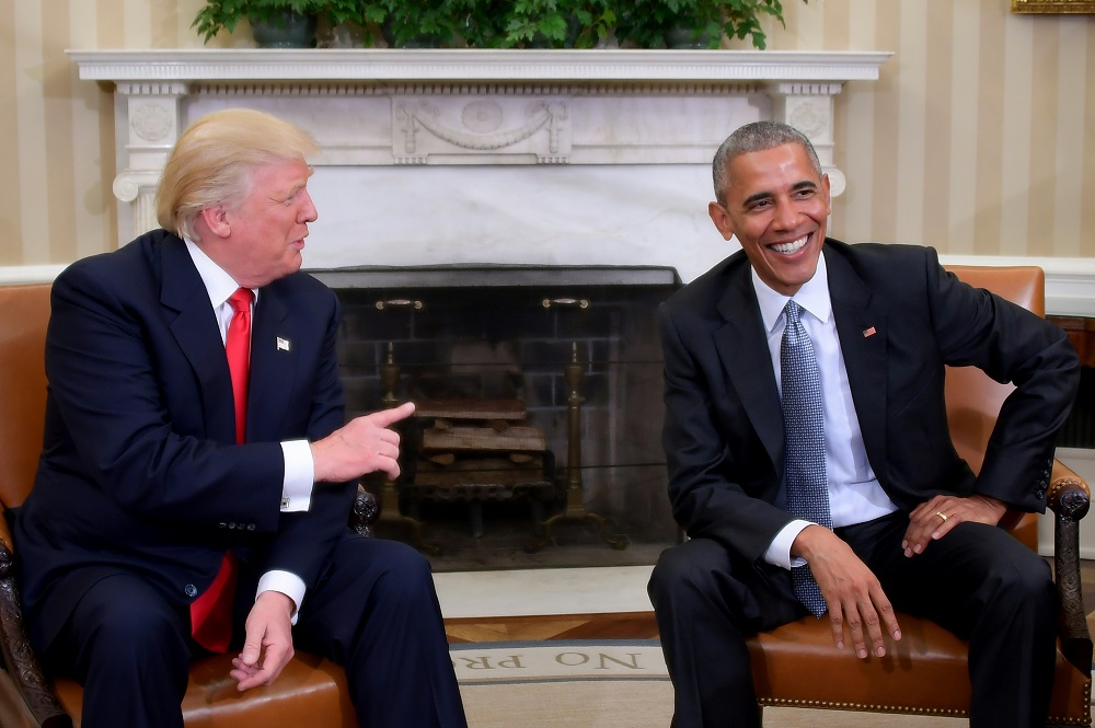 US President Barack Obama meets with President-elect Donald Trump in the Oval Office at the White House on November 10, 2016 in Washington, DC. / AFP PHOTO / JIM WATSON