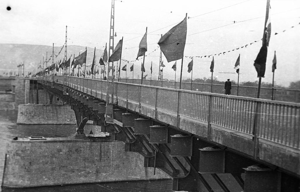A "keskeny" Árpád híd átadásakor, 1950-ben (Fortepan/UVA terv) 