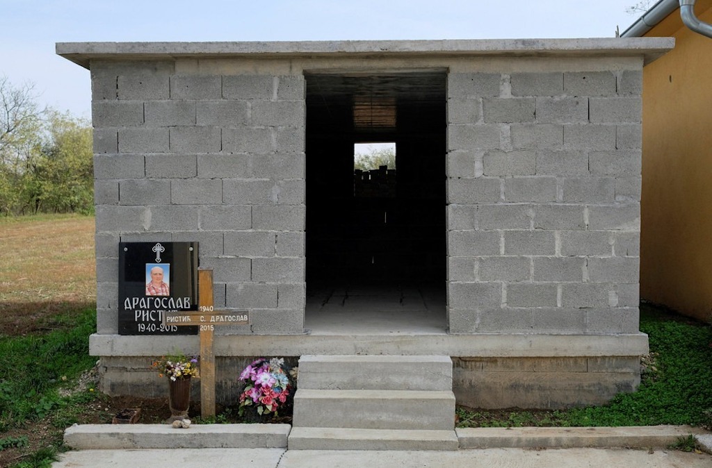 serbia-bungalow-cemeteries-52