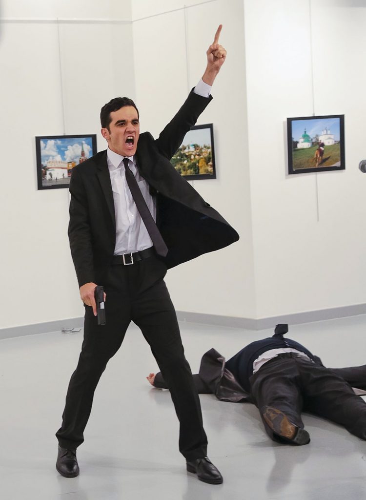 Andrej Karlov törökországi orosz nagykövet merénylője, miután lelőtte a diplomatát egy ankarai galériában rendezett fotókiállítás megnyitóünnepségén Fotó: MTI/AP/Burhan Ozbilici