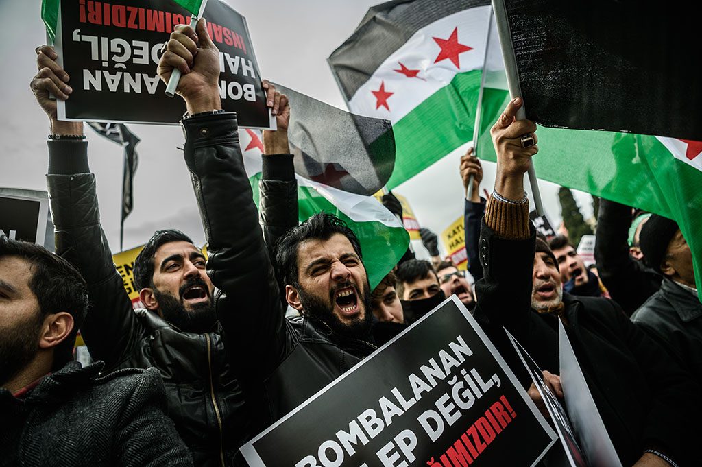 Tüntetés Isztanbulban a hivatalos szíriai rezsim, valamint az Aleppóben végrehajtott orosz katonai műveletek ellen. 2016. december 2. Fotó: AFP / Getty Images Hungary / Ozan Kose