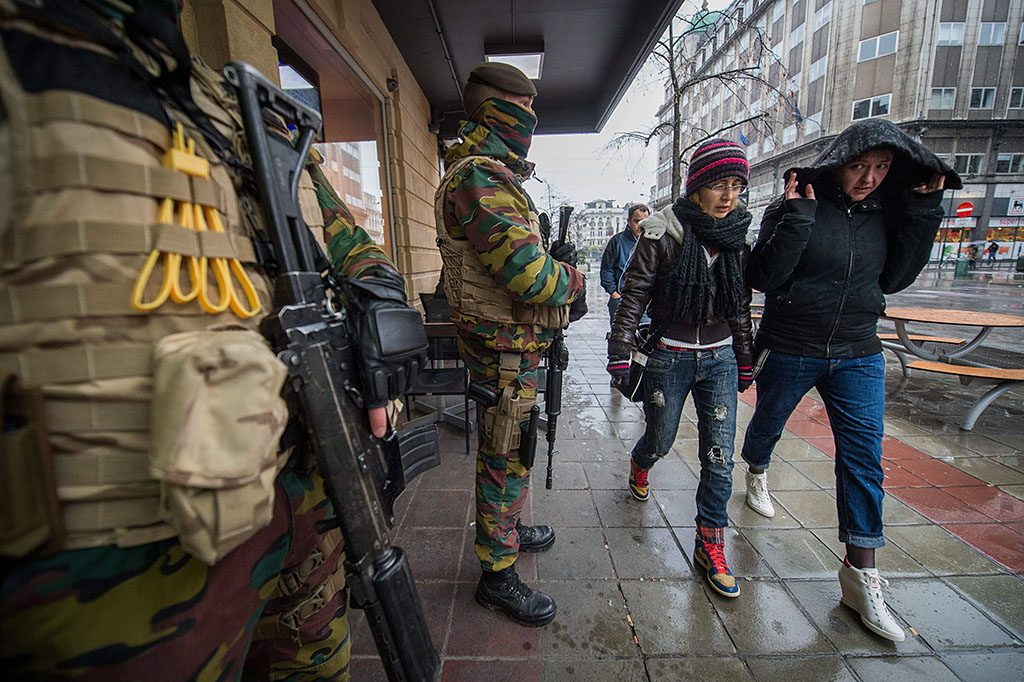 Fegyveres katonák egy étterem előtt Brüsszel belvárosában Fotó: MTI/EPA/Stephanie Lecocq