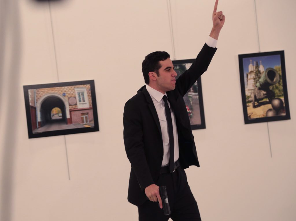 Ankara, 2016. december 19. Andrej Karlov törökországi orosz nagykövet merénylõje, miután lelõtte a diplomatát egy ankarai galériában rendezett fotókiállítás megnyitóünnepségén 2016. december 19-én. Karlov belehalt sérüléseibe, a merénylõt agyonlõtték. (MTI/AP/Burhan Ozbilici)