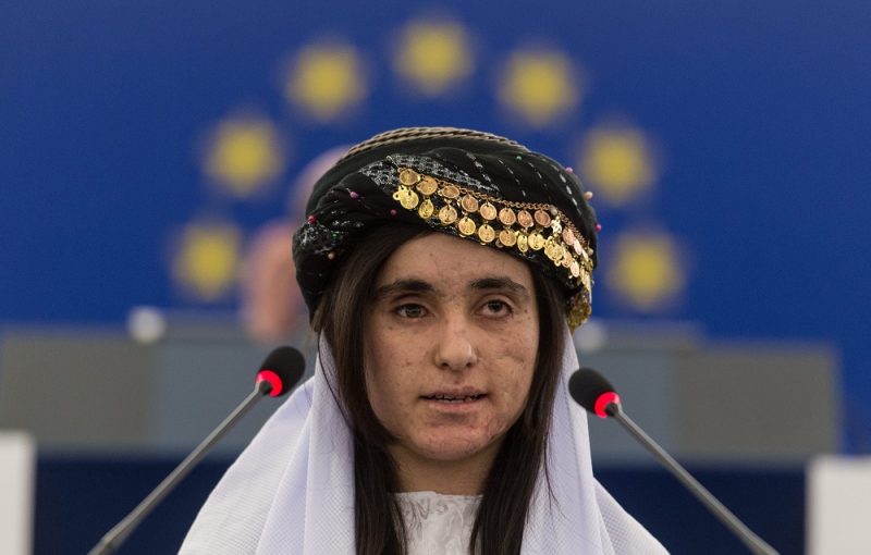 Strasbourg, 2016. december 13. Az iraki jazidi kisebbséghez tartozó Lamija Aji Basár felszólal, miután átvette a számára odaítélt Szaharov-díjat Martin Schulztól, az Európai Parlament (EP) német elnökétõl az EP strasbourgi székházában 2016. december 13-án. A díjazottak a gondolat- és véleményszabadságért folytatott küzdelem elismeréseként adományozott kitüntetést az Iszlám Állam terrorszervezet fegyveresei által 2014-ben elrabolt és szexrabszolgaságba kényszerített nõk jogaiért való küzdelmükért ítélték oda. (MTI/EPA/Patrick Seeger)