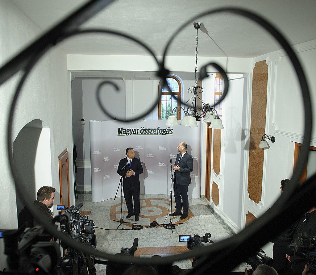 Orbán Viktor és Kelemen Hunor, a Romániai Magyar Demokrata Szövetség (RMDSZ) elnöke sajtótájékoztatót tart a szatmárnémeti Kossuth-kertben Fotó: MTI/Czeglédi Zsolt